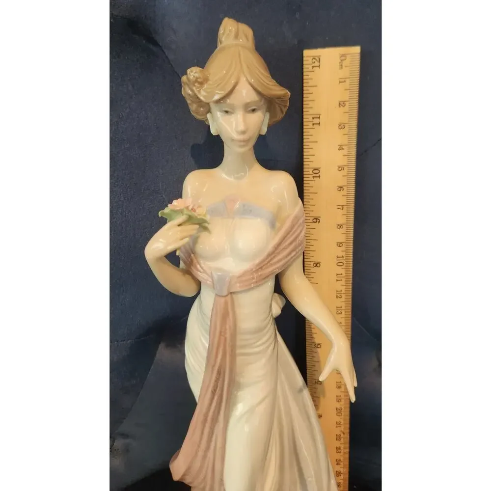 Lladro 6366 Summer Infatuation Figurine 12.5
